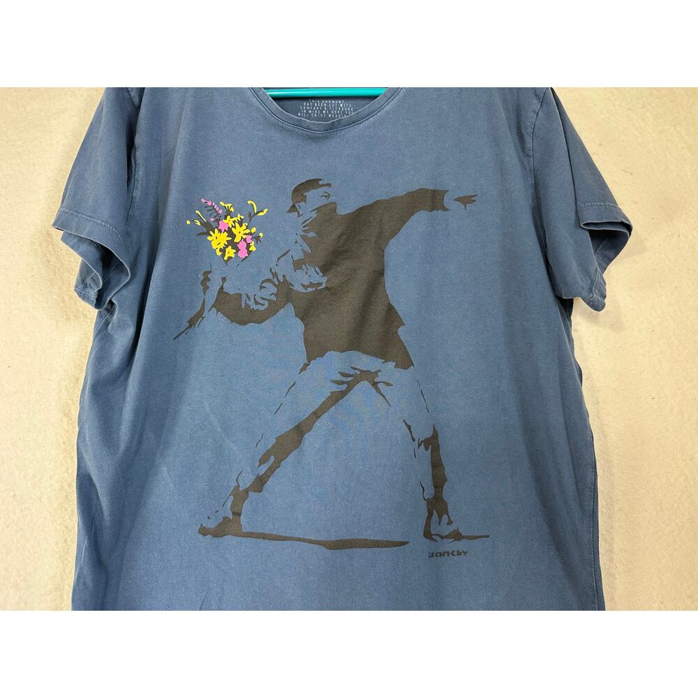 S-PONDER Banksy Flower Thrower Graphic Blue Tee SZ Mens SZ M